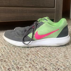 Used Nike revolution 3 sneakers - Size 10